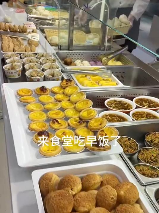 大学食堂 今日份早餐:红豆糯米饼 青团 牛肉馅饼 烤小地瓜～