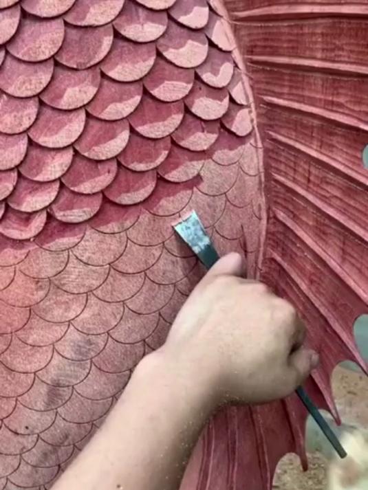 小伙竟然用工具雕刻出大鱼,真的太不可思议了