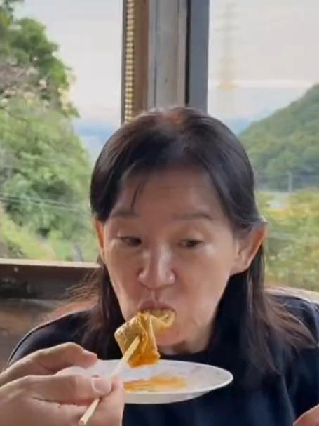 鱼饼是我的最爱 尤其是配上丈母娘做的炖鸡酱料之后 更是绝绝子