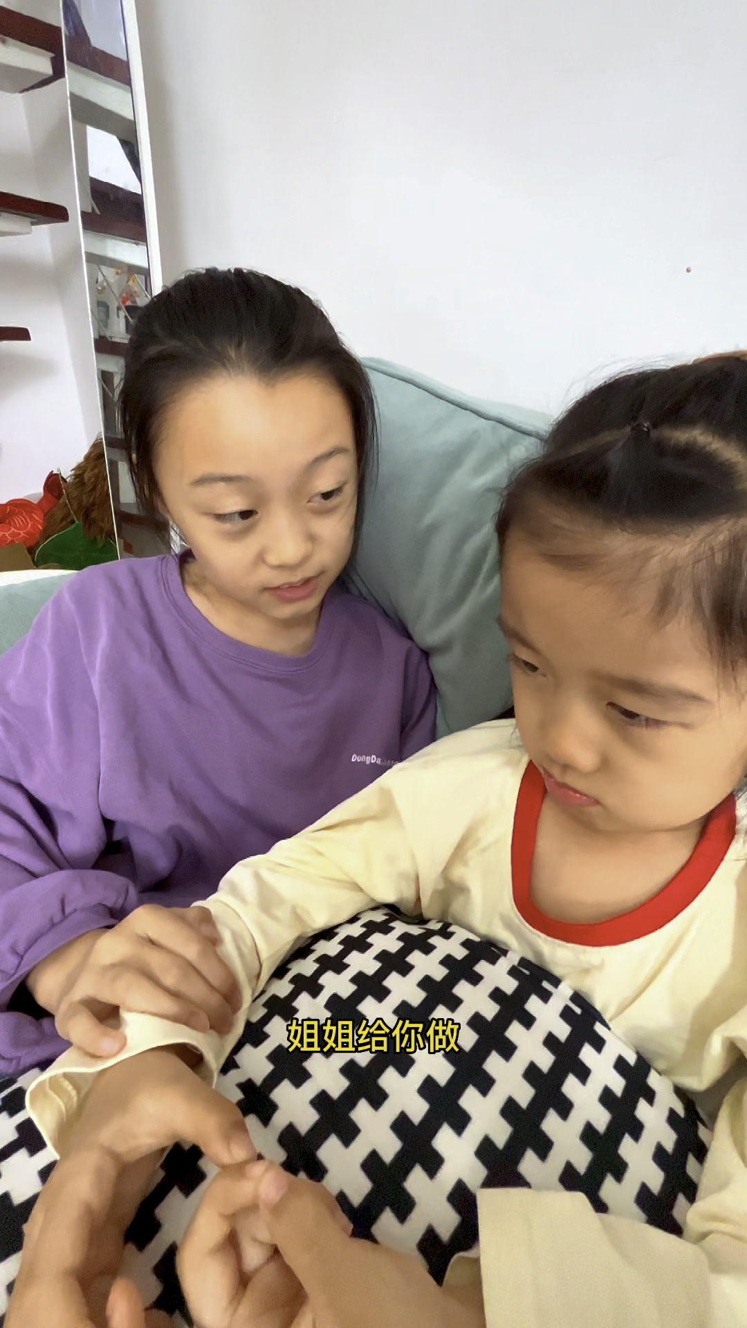 邻居弟弟来串门又给妹妹蛋糕给吃了,妹妹又被气哭了,最后走时候还把1+2玩具拿走了。