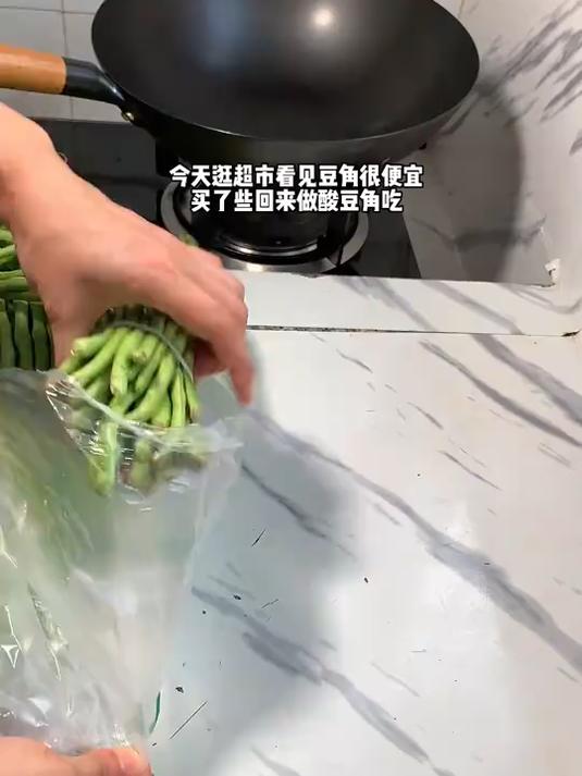 酸豆角自己在家做,简单又好吃,用它炒肉末简直不要太好吃