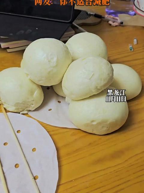 女子想尝试一下馒头减肥法，结果自己硬生生地吃了三个馒头