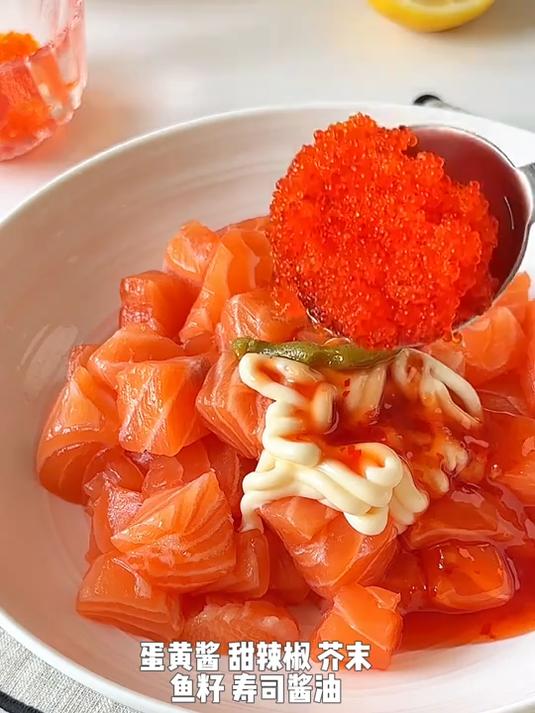 任何人没吃过三文鱼牛油果拌饭我都会难过