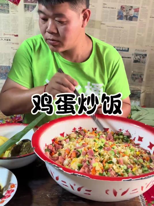 今天虽然没有肉,但是蛋炒饭吃的挺香～