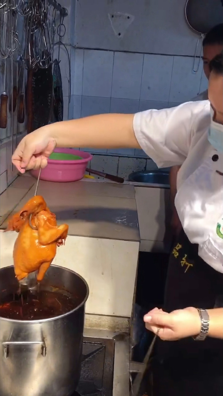 广东豉油鸡的制作过程,品轩烧腊培训李师傅给示范!