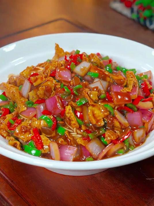 下班回家不想做饭，那就来一碗这个鸡蛋酱面