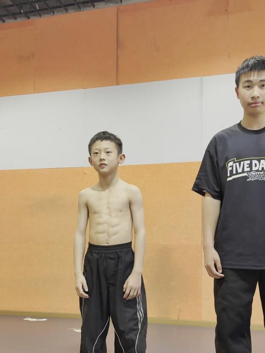 小孩哥肌肉大比拼，薄肌男孩被秒杀