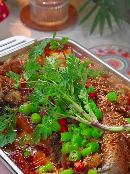 天冷来锅热乎乎的烤鱼吃吧，是正宗重庆万州烤鱼那个味