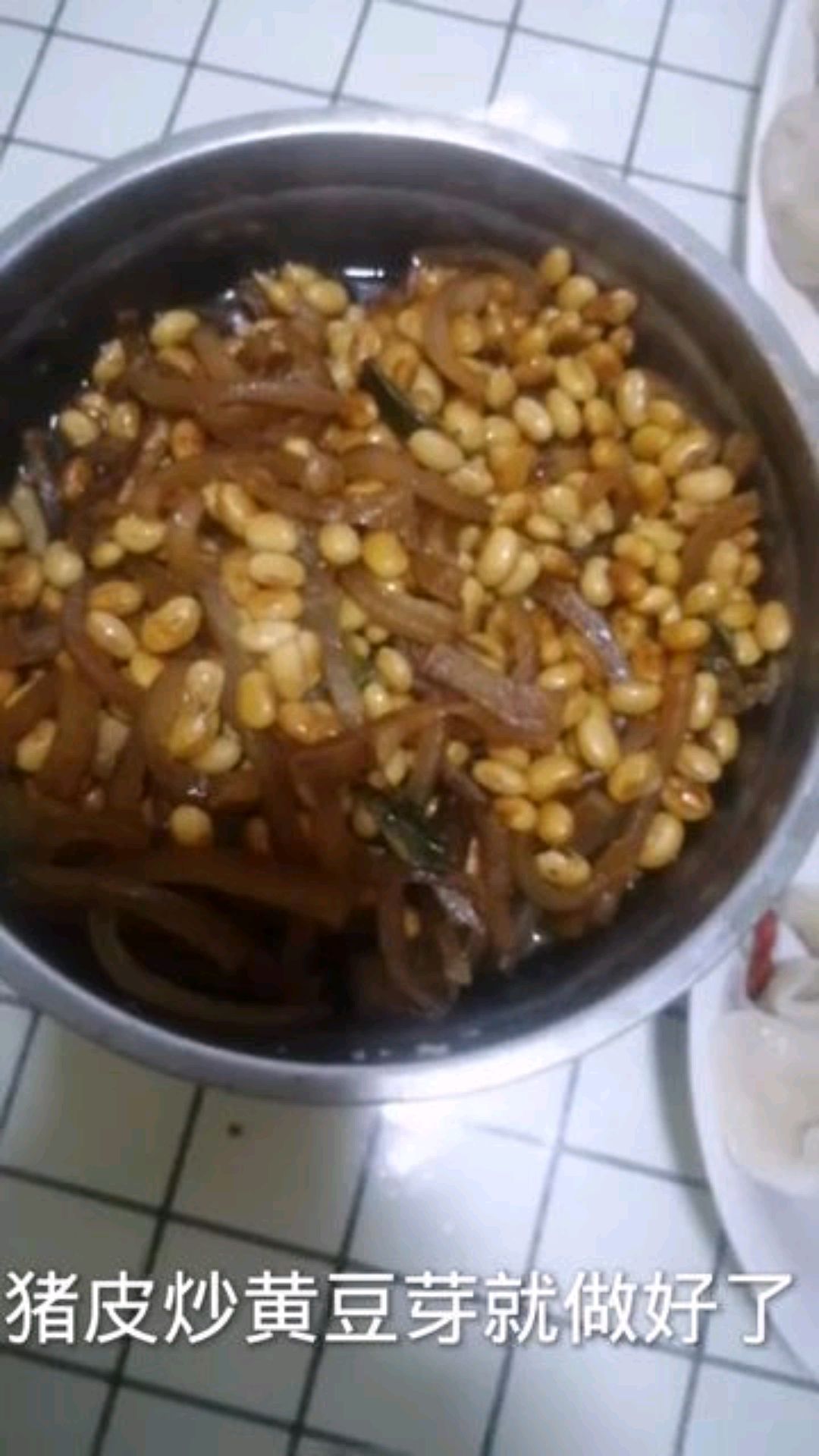 一款好吃的猪皮炒黄豆芽,美容养颜,喜欢吃的学做吧!