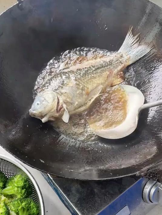 蘑菇形状的铲子,炒菜炒饭再也不用架着胳膊,盛汤汁的菜都很轻松