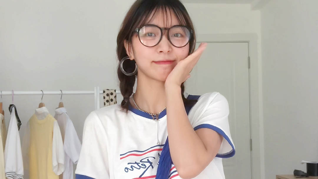 夏日穿搭|休闲简约韩系女孩 #潮级玩家# #小个子的穿衣法则#  印花T恤短袖 又减龄又百