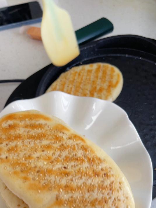 松软好吃的芝麻口袋饼，夹菜夹肉都特别好吃，闺女一口气吃了3个