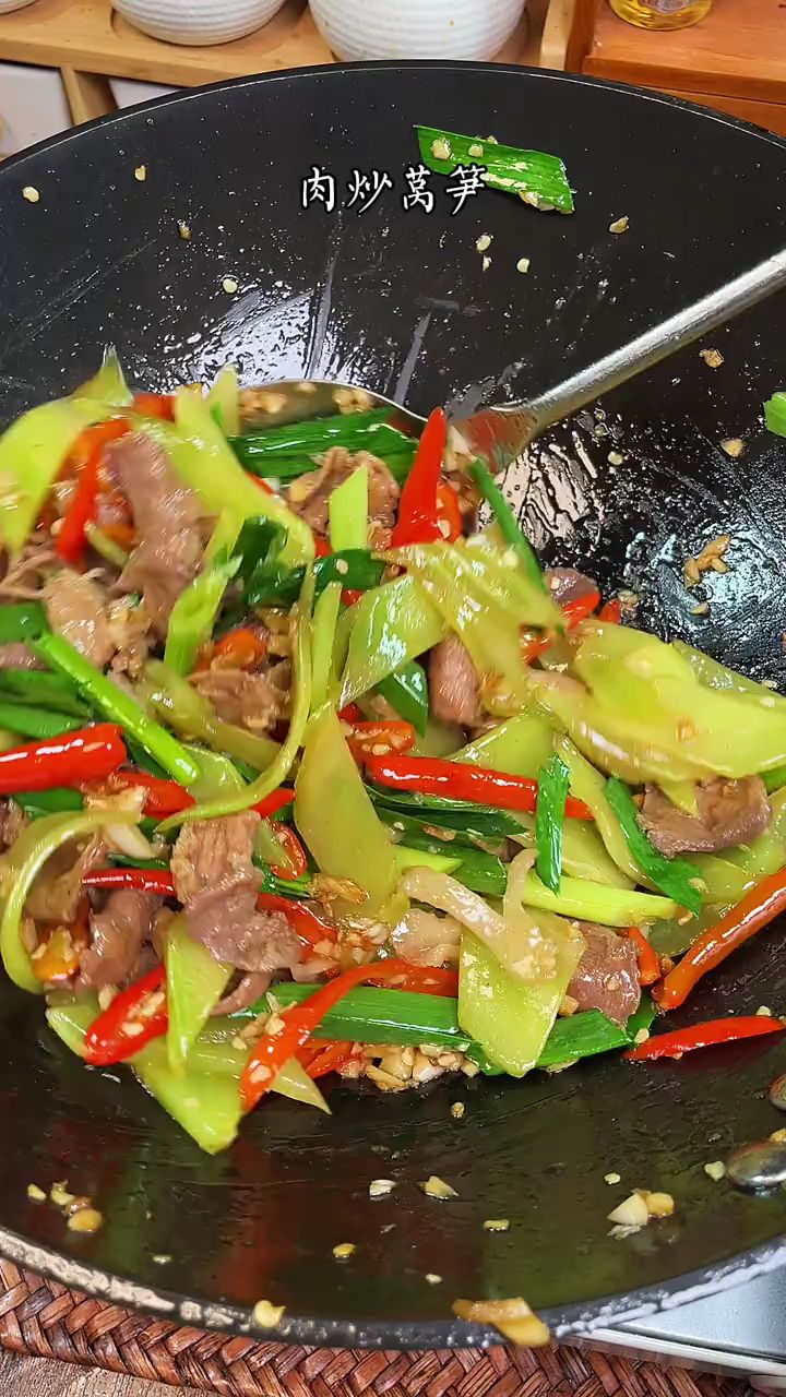 莴笋炒肉人人都喜欢,我推荐大家不要焯水,想做到脆嫩好吃步骤很重要