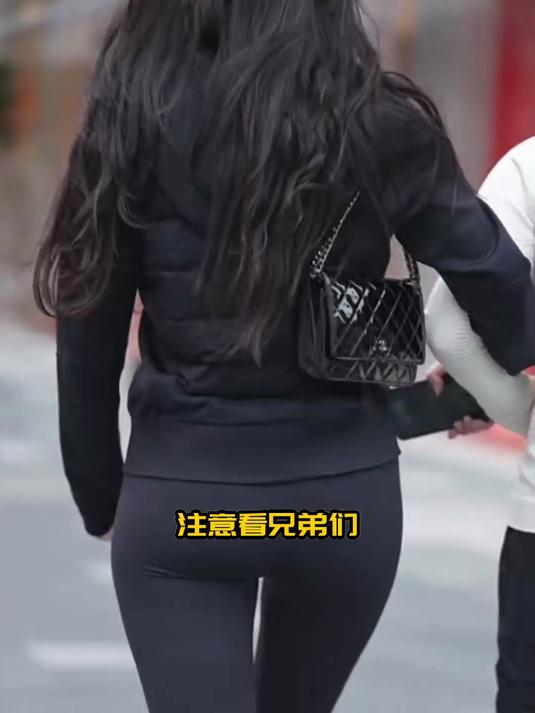 兄弟们快看美女!成都街头冬景里,潮女穿搭尽显街拍风范