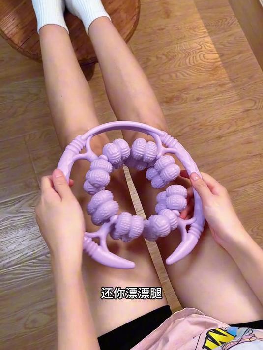 拉伸放松腿部肌肉。促进血液循环,让腿部线条更紧实更好看