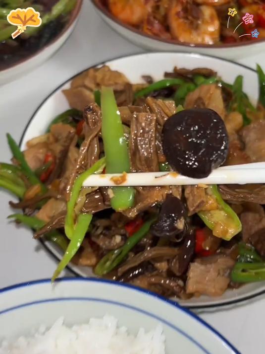 山野鲜韵藏菇中，茶树菇炒肉香满桌