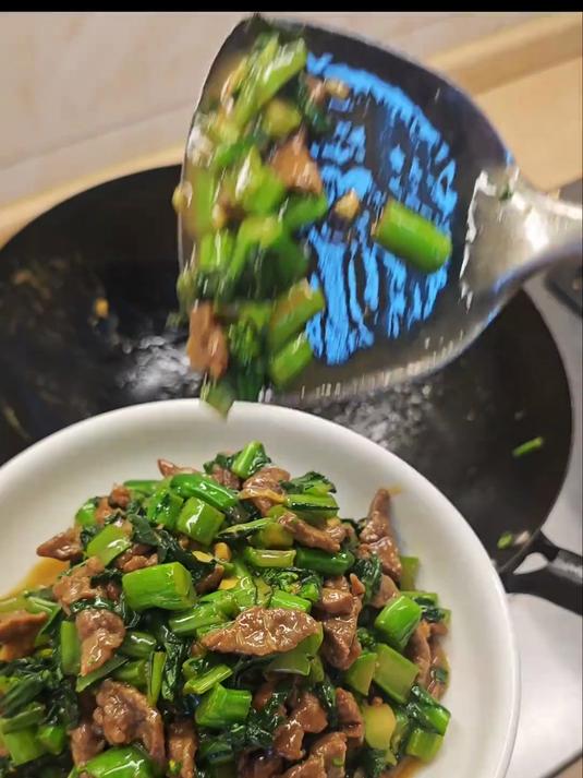 青菜和牛肉搭配炒出来真的特别下饭,一定要试试!
