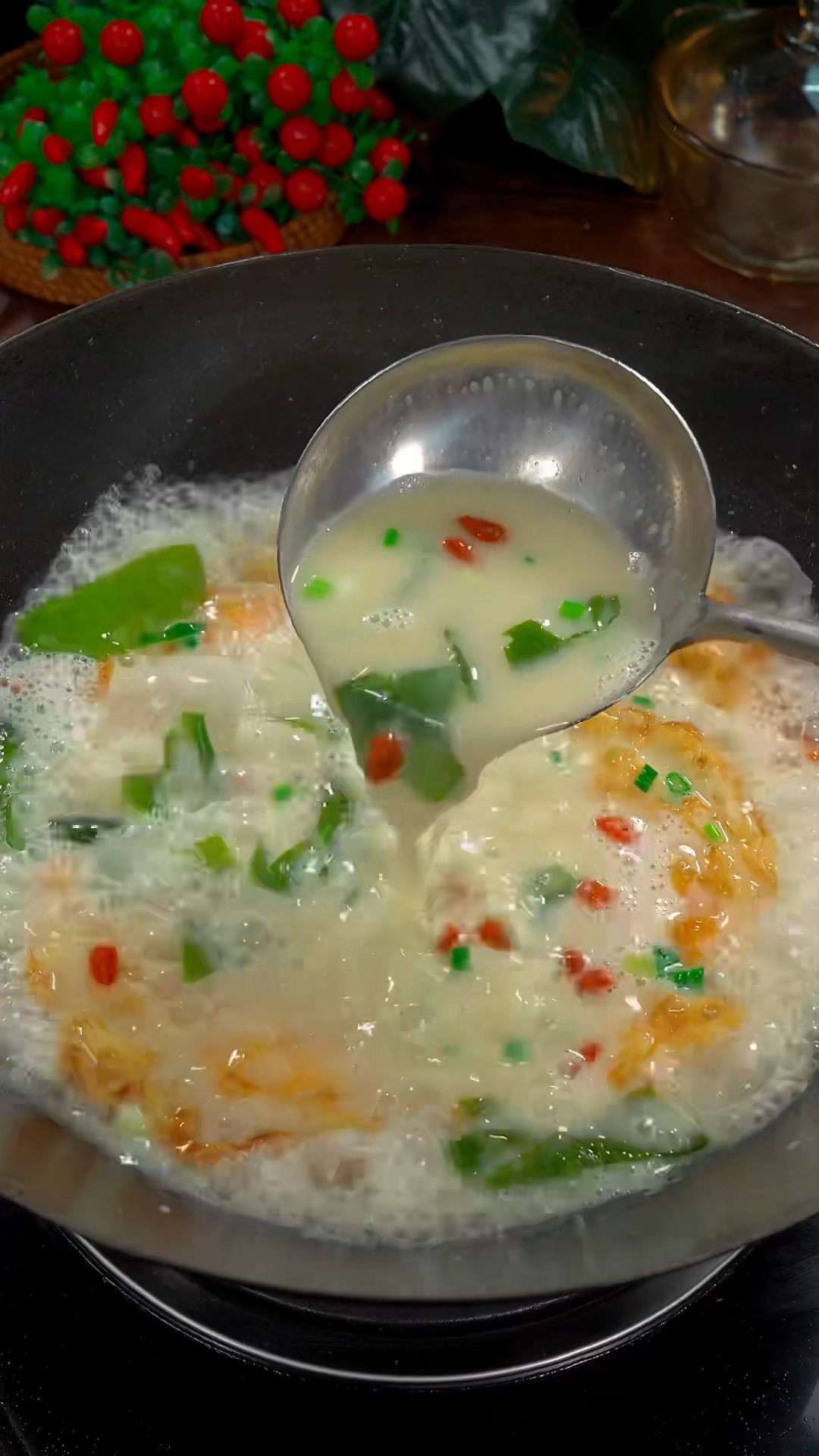 秋季是孩子长身体的时候 快给他做这个奶白的裙带菜鲫鱼汤 营养又好喝#鲫鱼汤#美食教程