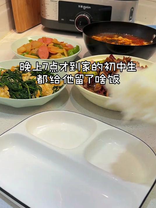 初中生的爱心晚餐:韭菜炒鸡蛋,干锅手撕鸡,土豆炒火腿,西红柿蛋汤