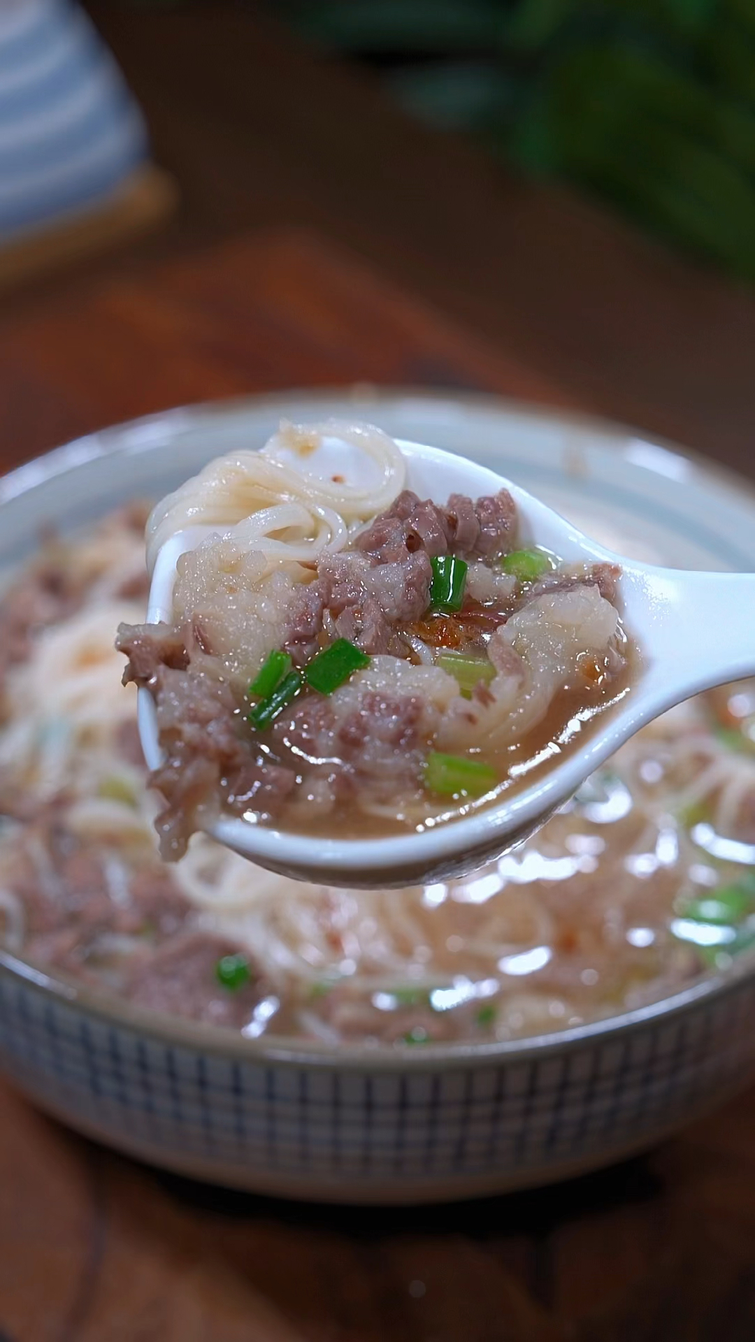 暑假在家,5分钟就能搞定的清汤牛肉面,早上给孩子来一碗,好吃又营养#牛肉汤