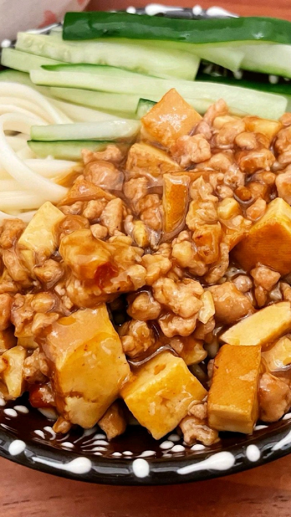 炸酱面|煮上肉燥酱,拌上面条,再来点儿黄瓜丝,好吃不腻!
