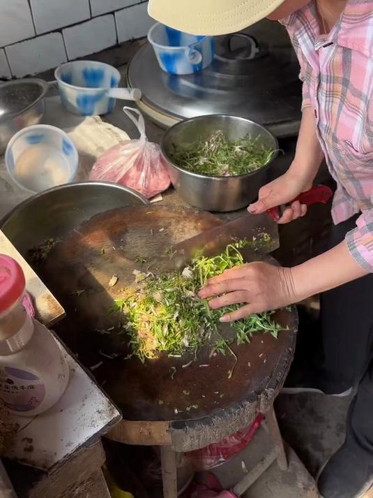 当婆婆丁遇见面粉:一场从 “苦野菜” 到 “软包子” 的逆袭之旅
