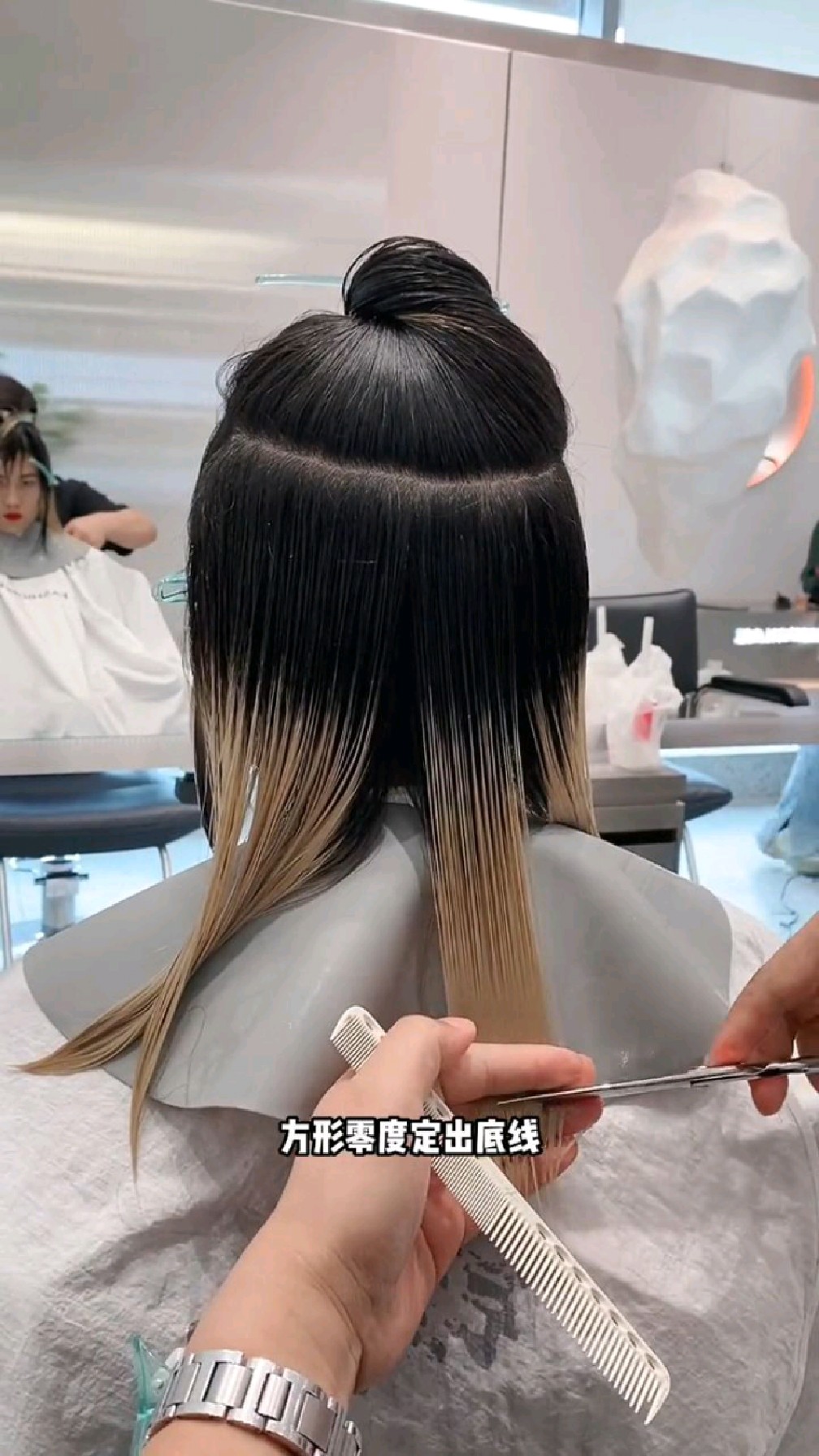 一款女士短发发型,今年比较流行鲻鱼头。