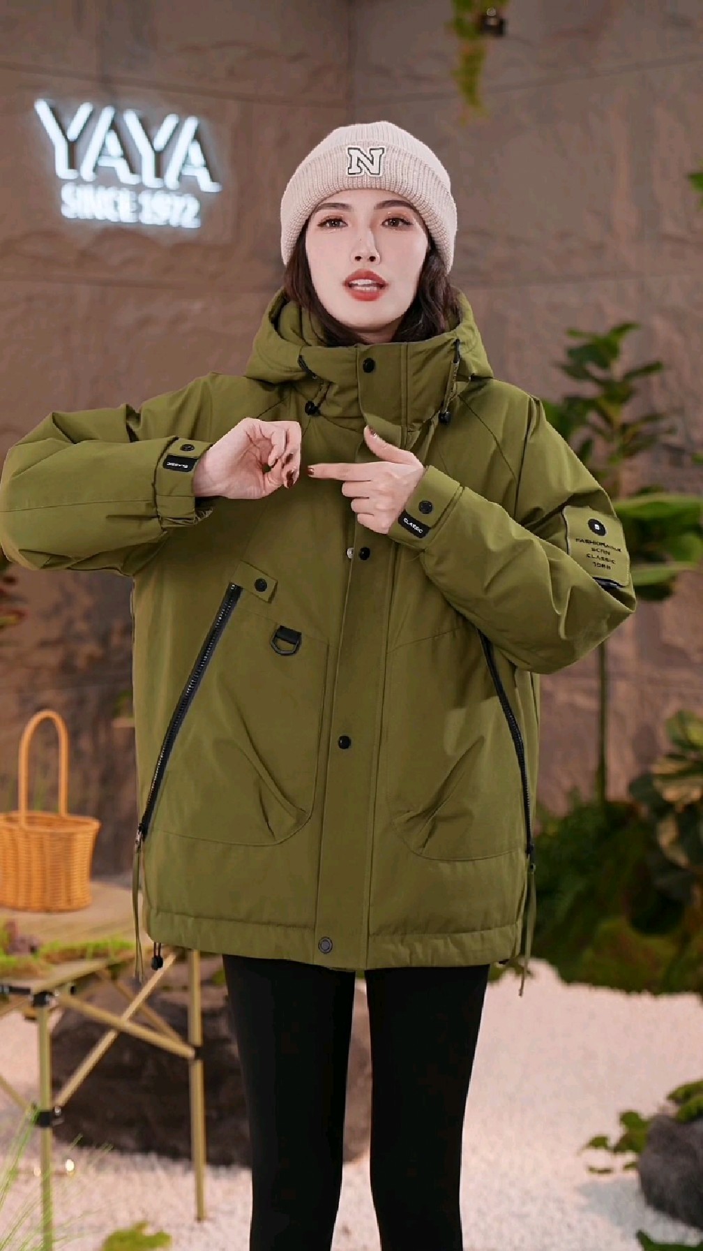 鸭鸭新款羽绒服,羽绒服冲锋衣哦!