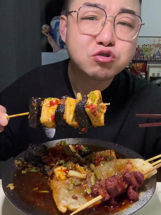 黑白臭豆腐,牛筋面凉皮,炸肉肠,烤苕皮,这顿种类真不少哈哈哈