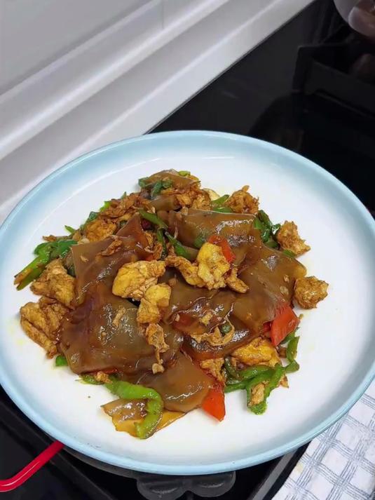 鸡蛋炒粉皮,既简单又好吃的一道家常菜