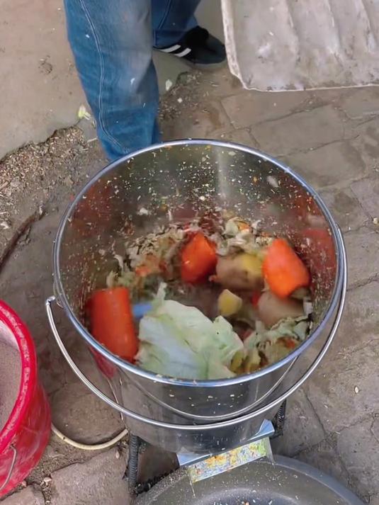 这样的不锈钢碎菜机真是每个农民伯伯都需要的,厚实耐用操作简单