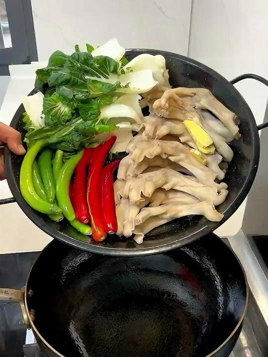 今日菜单:糯香鸭掌 泡椒猪肝 菌菇炒奶油菜心