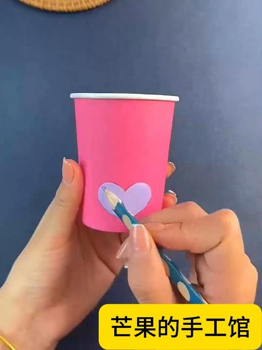 手工制作:一个简单的纸杯变成了一条小金鱼