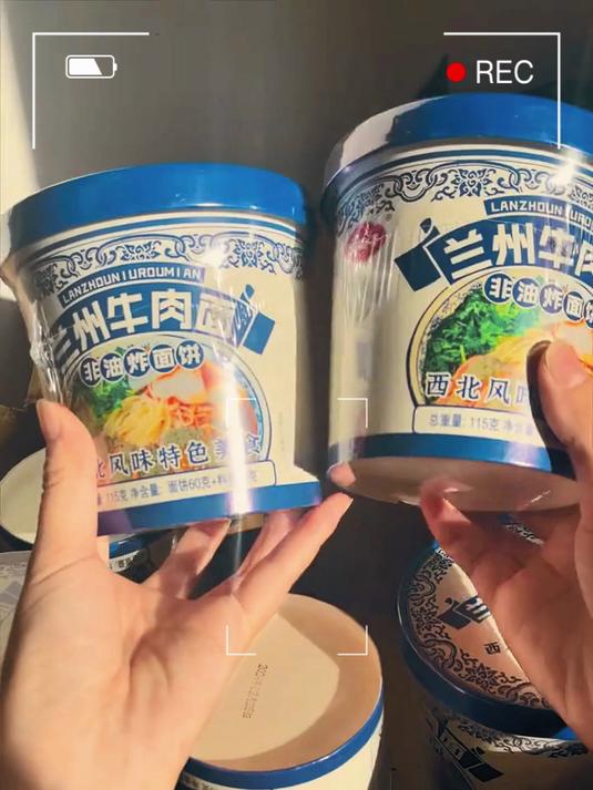 宿舍党狂囤款!兰州拉面桶面,不用锅碗也能吃好