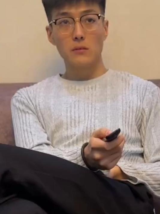 说句“妈妈我爱你”就能吃蛋糕，妹妹却被哥哥反将一军！