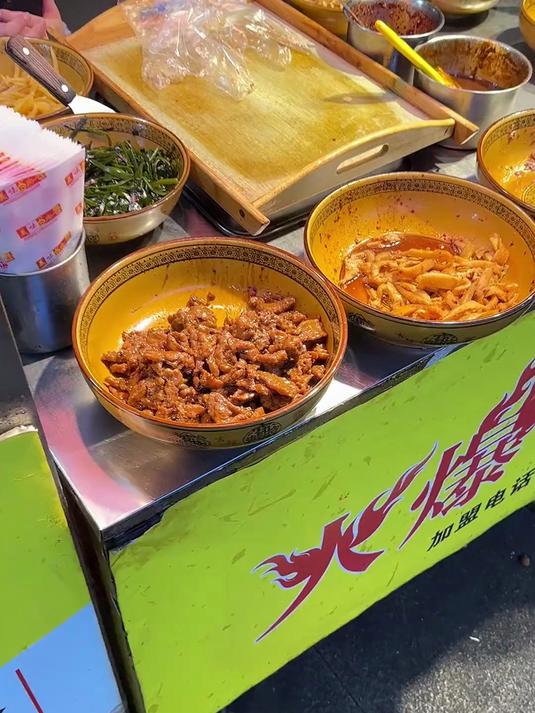 老板给加了种类特丰富的小菜～小块卤肉看着精致又馋人～