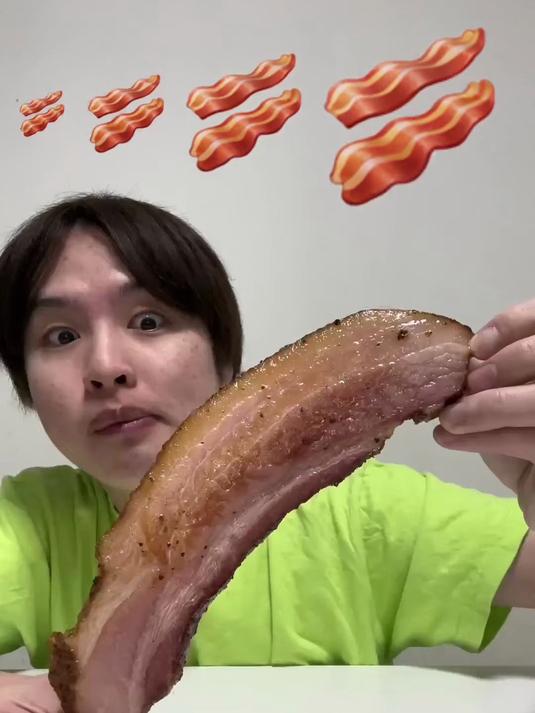 品尝大小不同的香肠与培根!