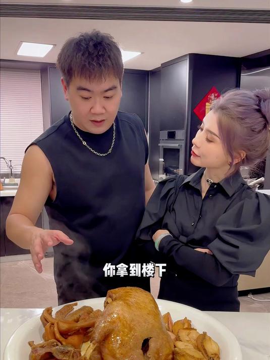 今天给大家做一顿有名的潮汕特色菜,肚子里塞满鲍鱼的潮汕卤鹅