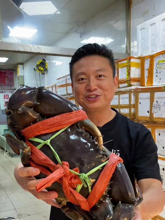 锯缘青蟹。六斤八两挑战全国最大,新加坡胡椒炒蟹吃起来太爽了!