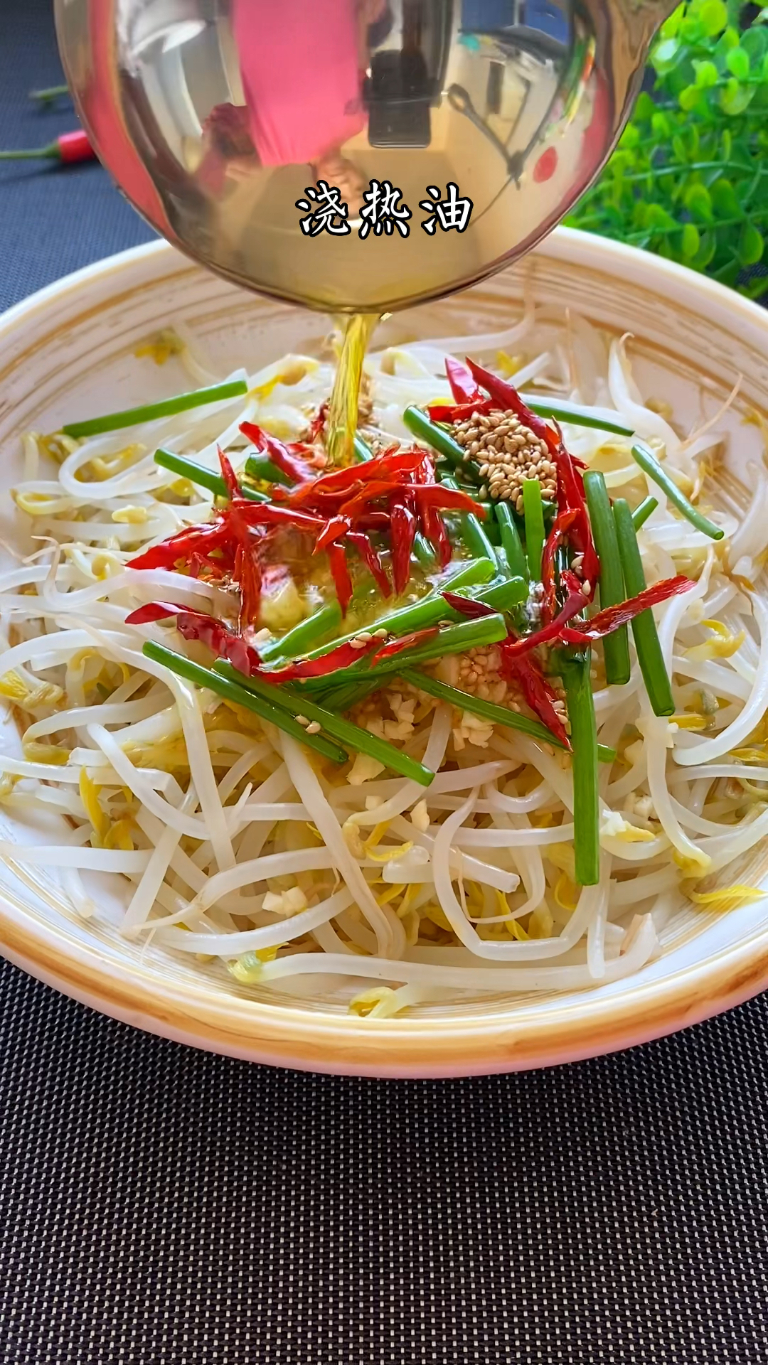 过年大鱼大肉吃腻了,试试这个凉拌豆芽,酸辣爽口,非常好吃
