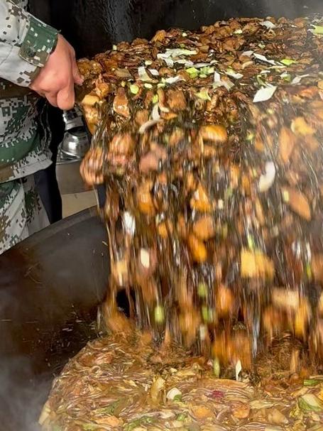 山西大烩菜,一家办事全村免费吃,2000元一锅,能吃150人