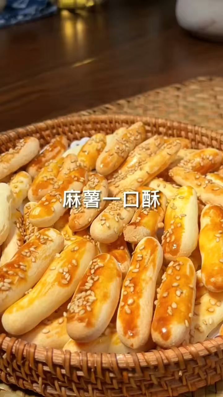 只要糯米粉和牛奶就能做出糯糯叽叽的麻薯一口酥 #麻薯一口酥#手指麻薯#空气炸锅#美食