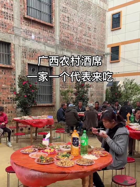 广西农村酒席,一桌10个人,没空来的派一个人来代吃,吃不完打包
