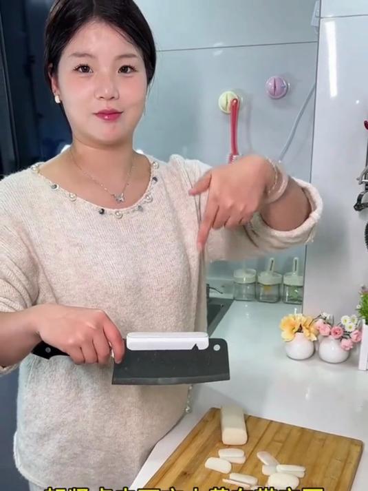 切菜剁肉一定要在刀背上安上它，切冻肉剁骨头不费力不伤手
