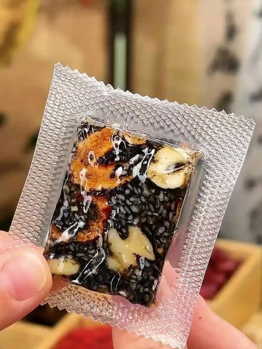 精选东阿阿胶糕,醇手工熬制而成,搭配各种坚果、黑芝麻