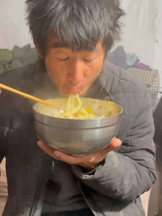 吕梁山区的早饭,海梅下厨扯面,配猪肉烩菜,一碗面胜过山珍海味