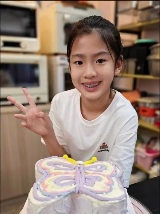 找小孩姐订蛋糕的人太多了，基本上都是让她随便做