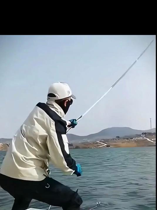 邓老师推荐的浪尖钓鱼竿，手感超轻超硬，腰力十足
