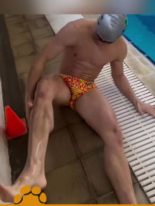 男子游泳期间小腿抽筋,肌肉拧成一块痛苦不堪