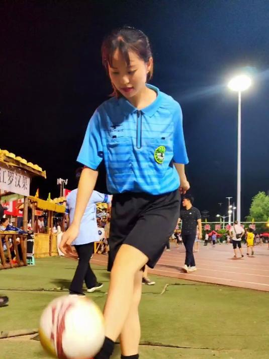 今天村超现场的这位边裁美女这波操作你们又给打多少分呢?